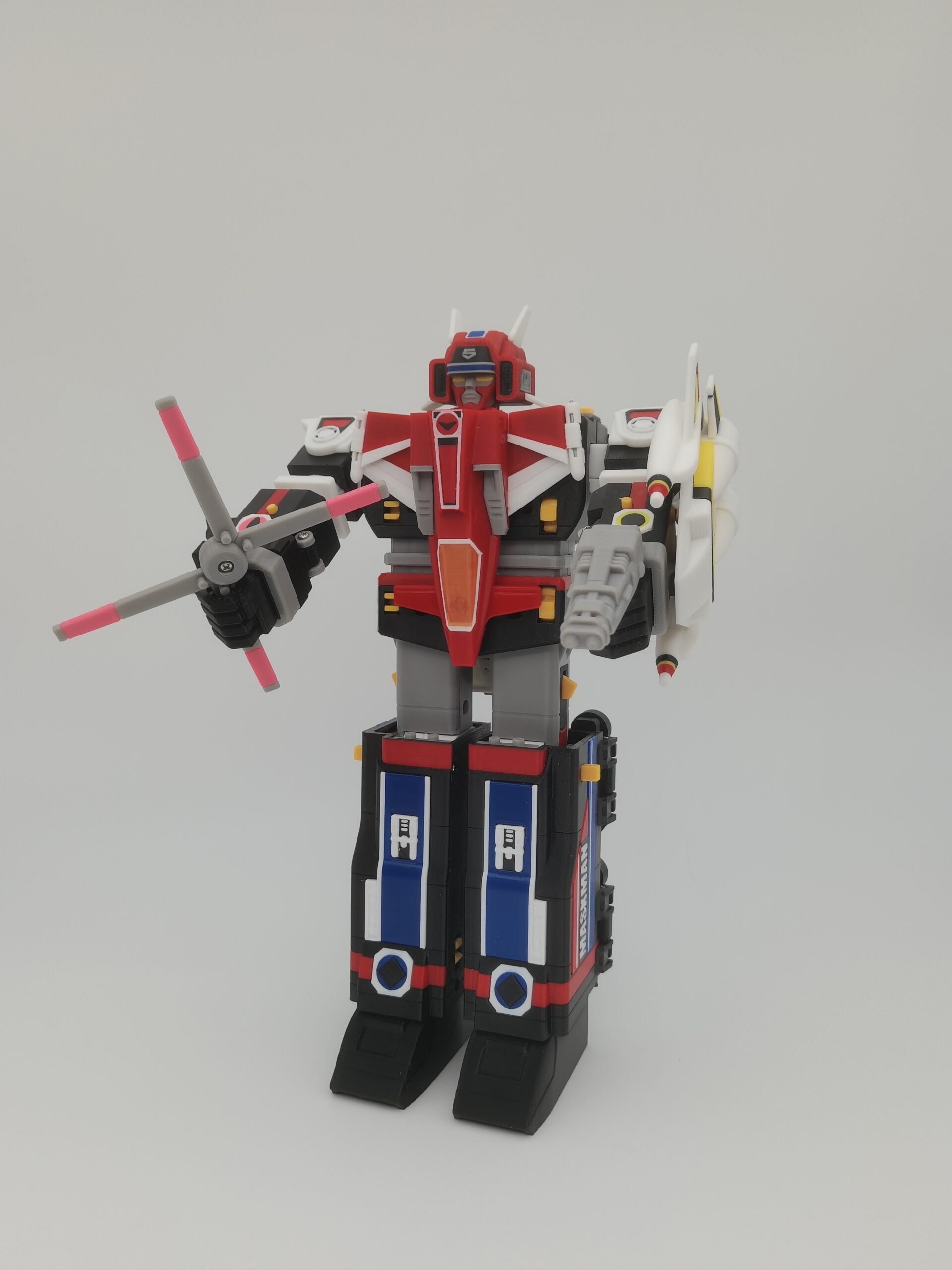 Maskman Great Five robot holding its rotor weapon and blaster